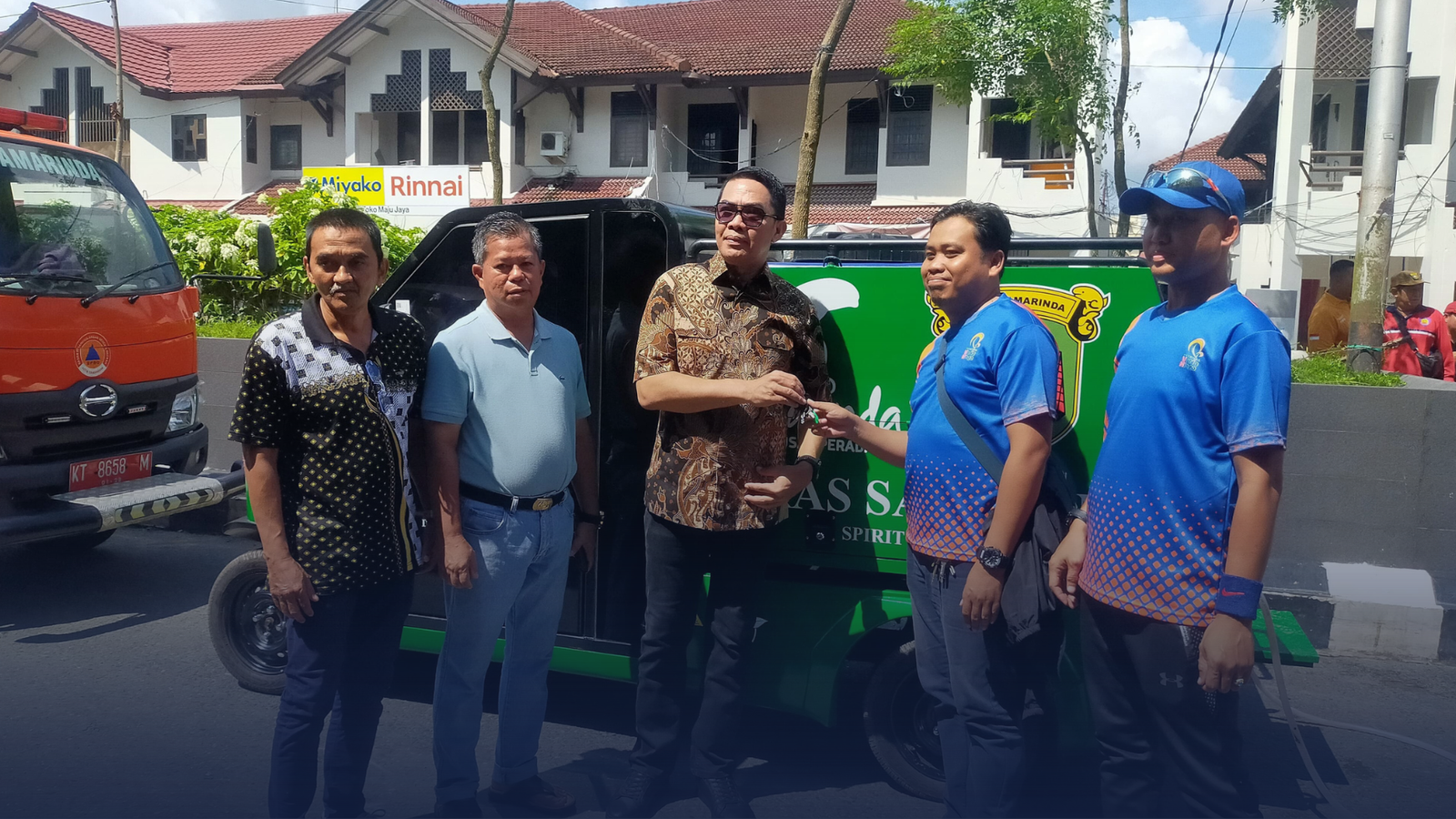 Perumda Varia Niaga Ikuti Gotong Royong Bersama Pemkot Samarinda, Terima Mobil Kebersihan untuk Teras Samarinda